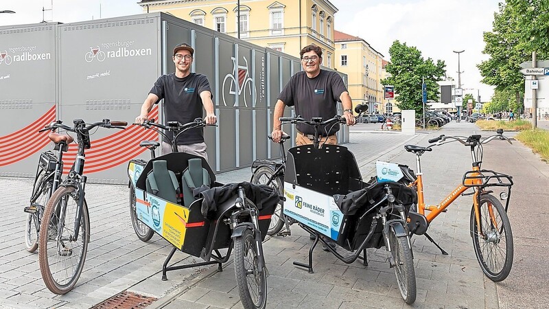 E-Bike, Lastenrad mit und ohne Kindersitz und oranges Fahrrad - all diese Räder kann man bei den "Donau Donkeys" ausleihen. An den Rädern stehen Andreas Linderer (links) und Franz Schmatz von Feine Räder.