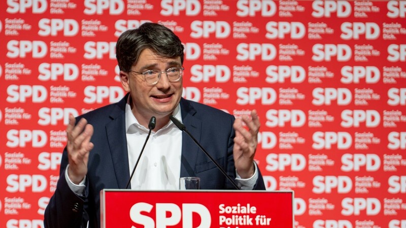 Bayern droht wirtschaftlich abgehängt zu werden, warnt die bayerische SPD. Ihr Vorsitzender und Spitzenkandidat für die Landtagswahl, Florian von Brunn, hat deshalb einen Fünf-Punkte-Plan erarbeitet.
