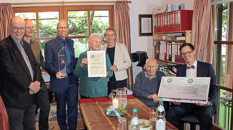 Pastor Heinz Ulrich (4.v.l.) und Sohn Silas Ulrich (r.) überreichen den Sinn Stiftungspreis 2023 an Ida (5.v.l.) und Josef Gaßner (2.v.r.).