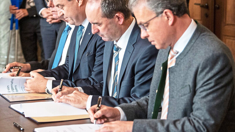 Die Vertreter von CSU und Freien Wählern mit Ministerpräsident Markus Söder (2. v. l.) und Freie-Wähler-Chef Hubert Aiwanger (3. v. l.) unterzeichnen im bayerischen Landtag den Koalitionsvertrag.