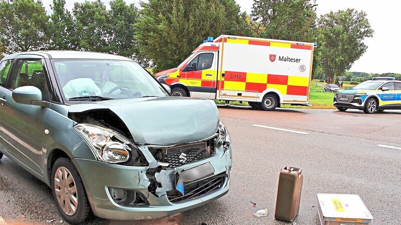Die 18-jährige Fahrerin dieses Suzuki wurde beim Auffahrunfall leicht verletzt und musste ins Krankenhaus gebracht werden.