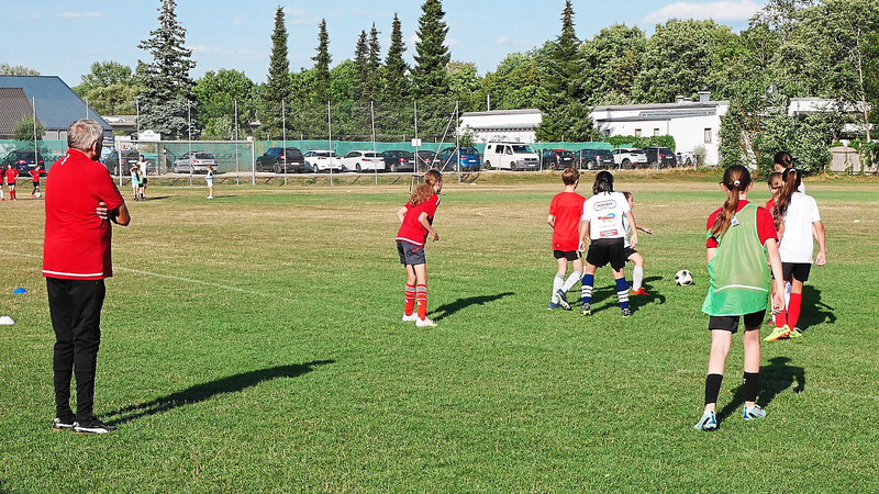 Zweimal die Woche trainieren die Fußball-Mädchen des FC Ergolding. Uli Grüb (l.) ist Juniorinnen-Trainer der ersten Stunde und stellt nach vielen Jahren fest: Mädchenfußball wird immer noch viel zu oft belächelt.