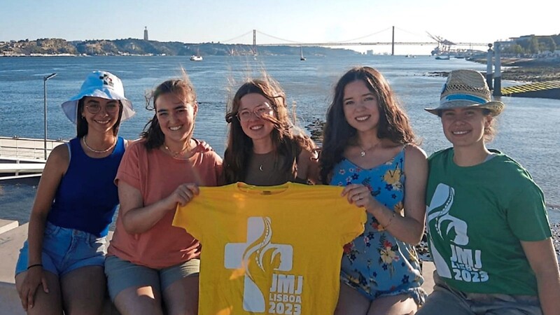 Isabelle Lutsch (M.) und Leticia Liebl (2. v. r.) in Lissabon mit drei weiteren Teilnehmerinnen aus der Münchner-Gruppe, die sie am Beginn der Reise kennengelernt haben.