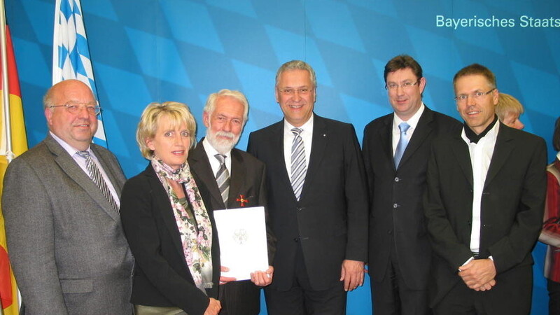 Mit Rudolf Weiß freuten sich 2011 (v. l.) Bürgermeister Peter P. Deimel, Tochter Cornelia Stuhlberger, Innenminister Joachim Herrmann, Landrat Martin Bayerstorfer und Sohn Robert Weiß über die hohe Auszeichnung.