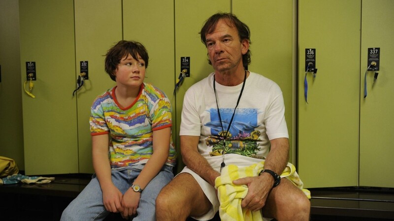 Jessica (Ella Frey) und ihr Vater (Martin Wuttke) in der Umkleide des Schwimmbads, in dem er Bademeister ist.
