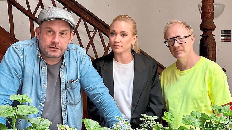 Sebastian Bezzel (Franz Eberhofer), Lisa Maria Potthoff (Susi) und Simon Schwarz (Rudi Birkenberger) zu Besuch im LZ-Innenhof.