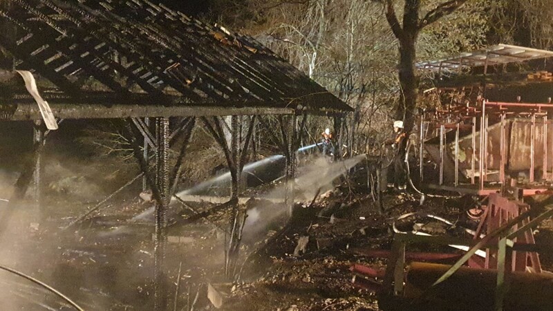 In Prackenbach ist in der Nacht von Montag auf Dienstag eine Scheune komplett niedergebrannt.