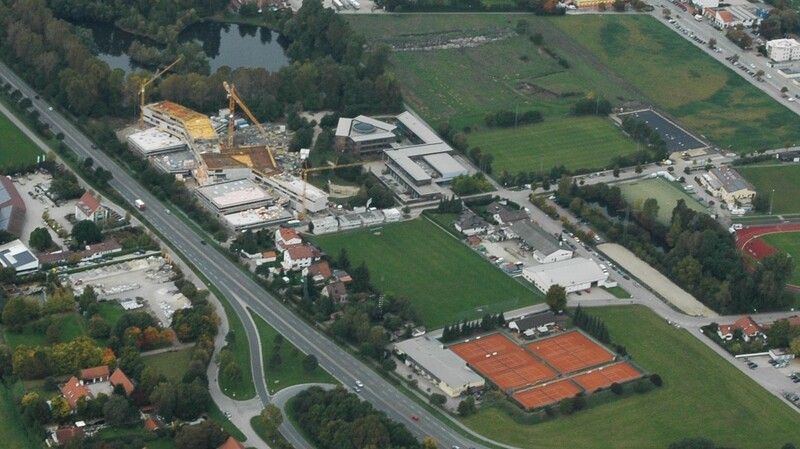 Ein Blick zurück: Vor zehn Jahren war das Gymnasium Ergolding noch eine Baustelle.