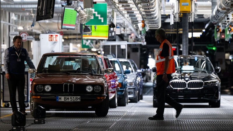 Verschiedene alte Generationen von 5er BMWs. Der Autobauer nimmt trotz der Krise wieder Fahrt auf.