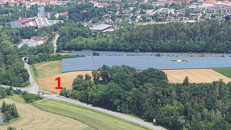 Südlich der Bahnlinie, an der Veldener Straße/B 299 ist eine Photovoltaik-Anlage geplant. Die Stadtwerke sind vom Stadtrat nun einstimmig damit beauftragt worden, einen Teil des geplanten Solarparks zu kaufen. Auf dem Bild ist das Areal mit einer roten 1 markiert. Die Entscheidung zur geplanten Photovoltaik-Anlage Karwill kam mit 16:6 Stimmen zustande.