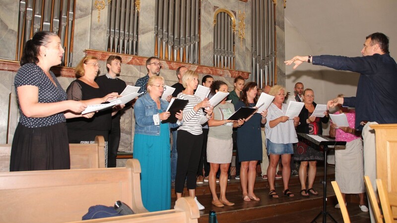 Ein Hörgenuss war der Auftritt des Chores unter Leitung von Musikwissenschaftler Vit Aschenbrenner im Vorabendgottesdienst.