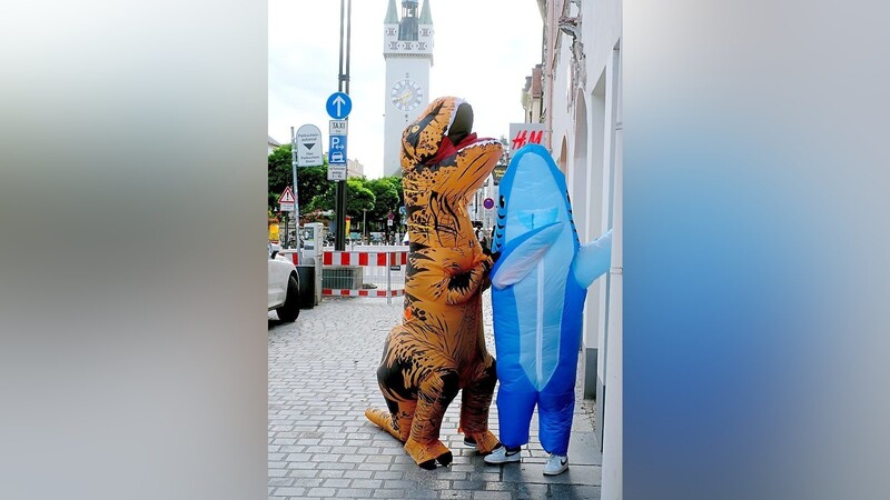 Hatten viel Spaß beim gemeinsamen Spaziergang am Stadtplatz, der Dino und sein Hai.