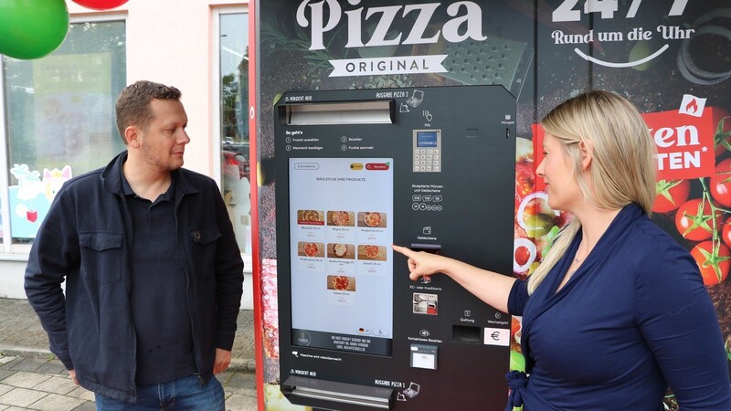 Fabian und Frederike Ammer vor dem "Pizzarelli". Sieben verschiedene Pizzen kann der Automat zubereiten. Je nach Belag dauert das bis zu fünf Minuten. Der Preis liegt zwischen acht und neun Euro. Bezahlt werden kann mit Karte oder mit Bargeld.