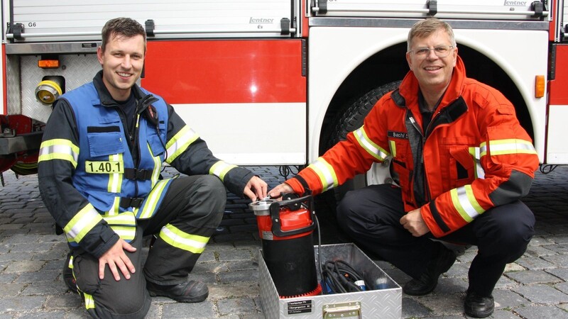Fahrzeugführer Michael Groß (links) und Stadtbrandrat Stephan Bachl mit der Tauchpumpe für vollgelaufene Keller.