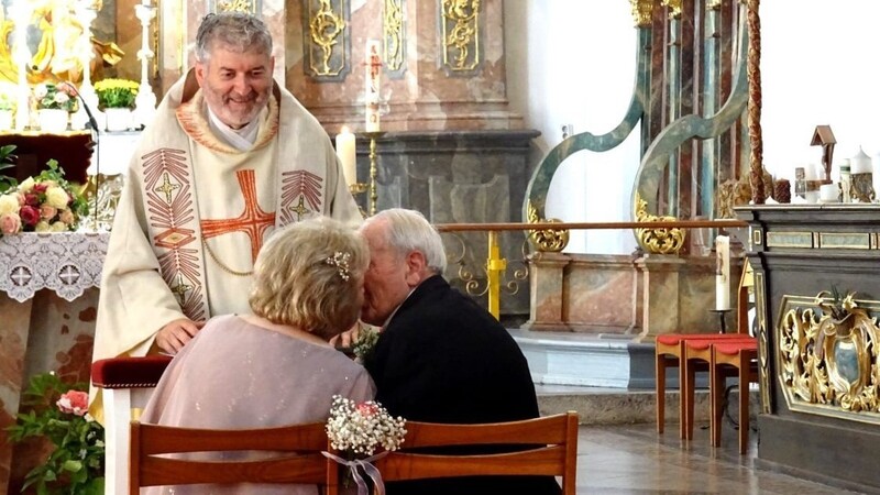 In der Wallfahrtskirche in Sossau hat Pfarrer Johannes Hofmann das Paar nach 60 Jahren Ehe getraut - auch für ihn eine Premiere.