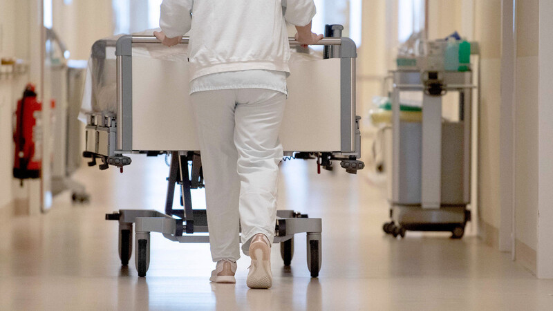 Eine Krankenpflegerin schiebt ein Krankenbett durch einen Flur. Die Probleme in der Krankenpflege sind bekannt, nur ändert sich kaum etwas, sagt Elisabeth Bomer.