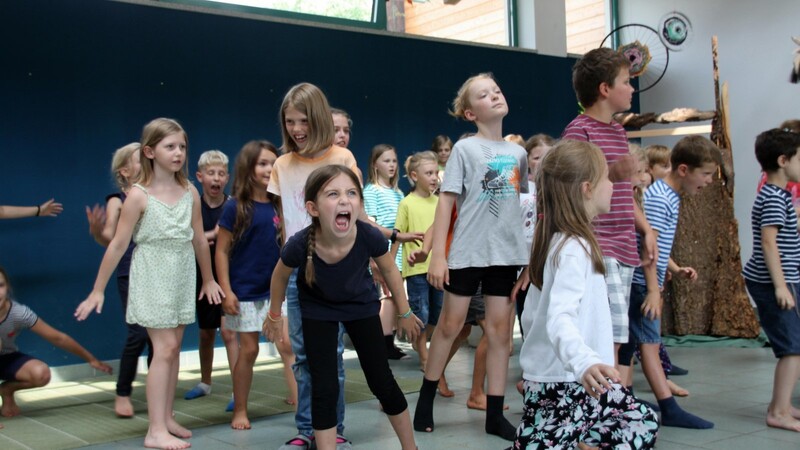Mit Herzblut, Leidenschaft, Kreativität auf der Bühne: die Montessori-Kinder-"Drachen" im Musiktheater.