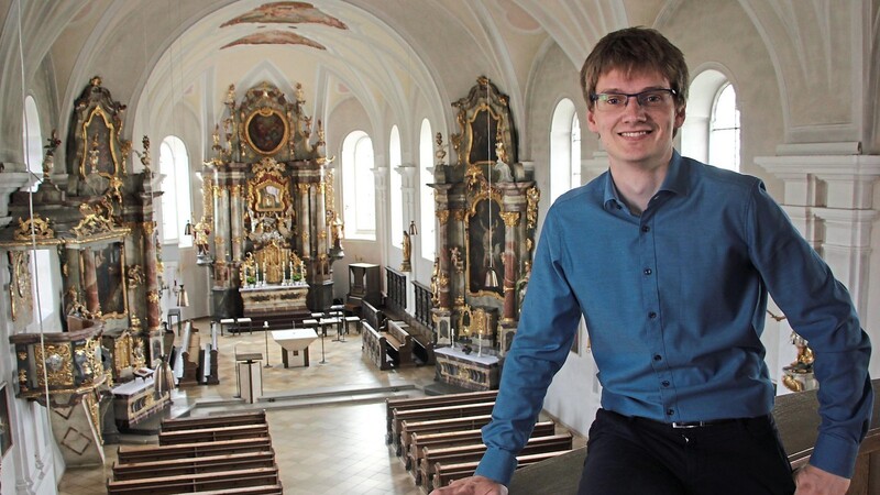 Kirchenmusiker Konrad Linkmann in der Bad Kötztinger Stadtpfarrkirche: Am Sonntag, 15. Oktober, wird der 28-Jährige dort Mozarts "Krönungsmesse" dirigieren.