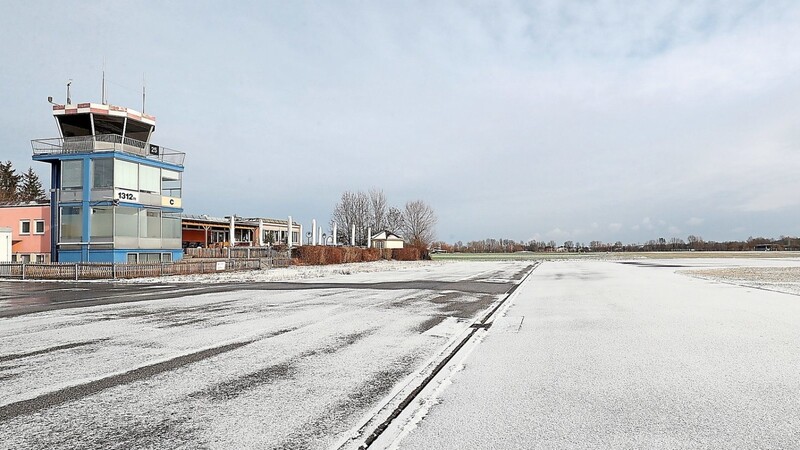 Winterliche Stimmung am Flugplatz: Der alte Tower (links im Bild) soll 2019 neu gebaut werden.