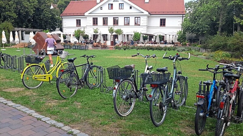 Bis Ende des Sommergartens verbleiben die Fahrradständer auf der Mühleninsel. Kommende Woche sollen sie in die Altstadt zurückkehren.