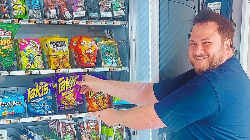 Christian Annen am Automaten mit den US-Snacks und Süßigkeiten. Zwei Mal täglich füllt er ihn auf.