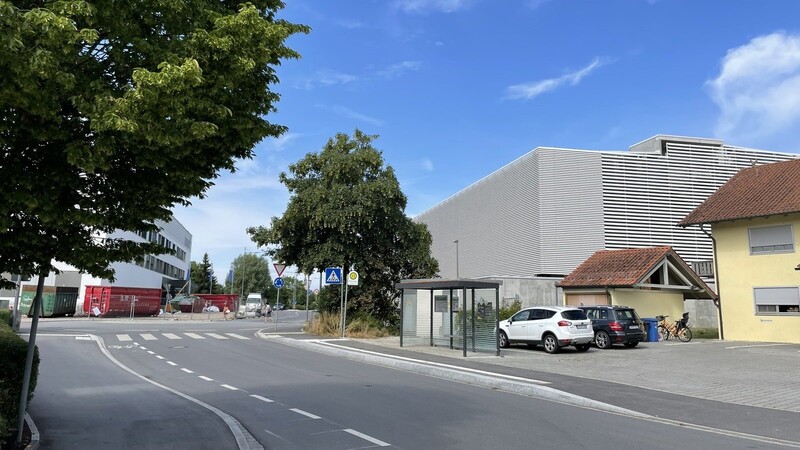 Direkt beim neuen Parkhaus befinden sich die Haltestellen "Klinikum St. Elisabeth".