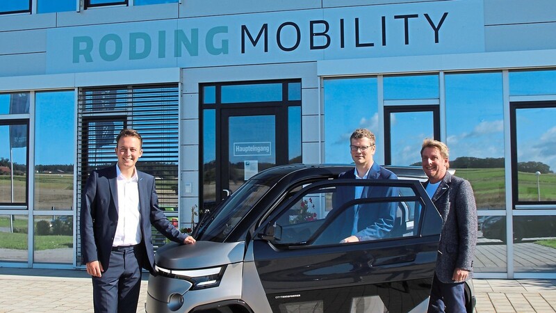 Ferdinand Heindlmeier, Geschäftsführer von Roding Mobility, stellt Julian Preidl (links) und Jürgen Rappert (rechts) das Micro Car vor, das das Rodinger Unternehmen als Prototyp für ein Start-up aus Israel gebaut hat.