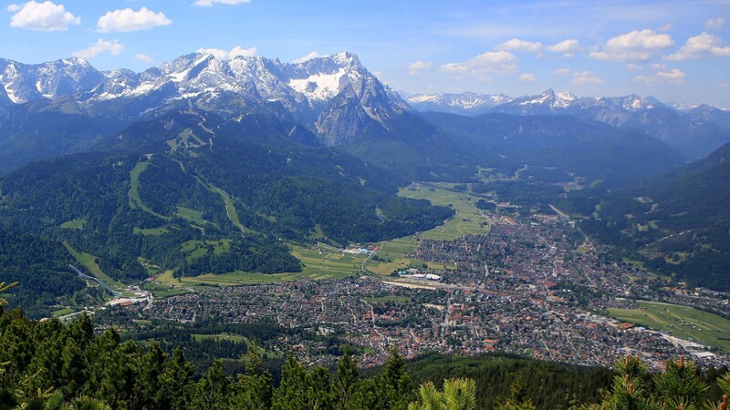 Blick über Garmisch-Partenkirchen mit der Zugspitze im Hintergrund