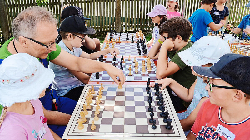 Ihr Köpfchen ein wenig außerhalb der Ferien trainieren können die Kinder beispielsweise beim Schach.