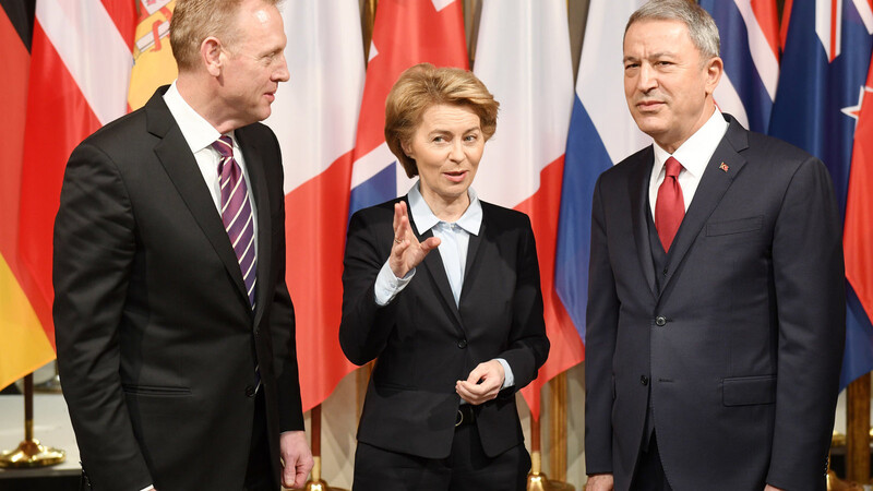 Patrick Shanahan, US-Verteidigungsminister (l-r), und Ursula von der Leyen (CDU), Bundesverteidigungsministerin, begrüßen Hulusi