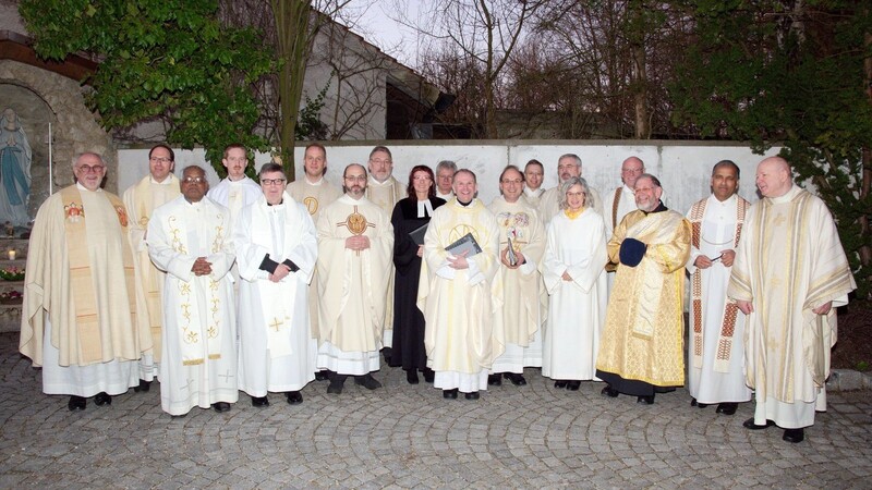 Die anwesenden Diakone, Priester und Pfarrer mit Pfarrer Josef Vilsmeier (erste Reihe, Sechster v.r.) und Dekan Alfred Wölfl (rechts daneben).