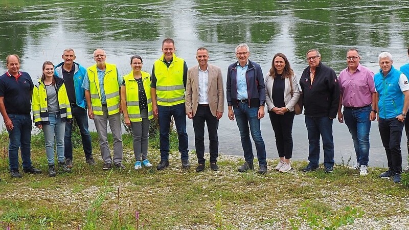 Die Vertreter des Wasserwirtschaftsamtes, der Naturschutzbehörde zusammen mit Landrat Werner Bumeder und den Bürgermeistern.