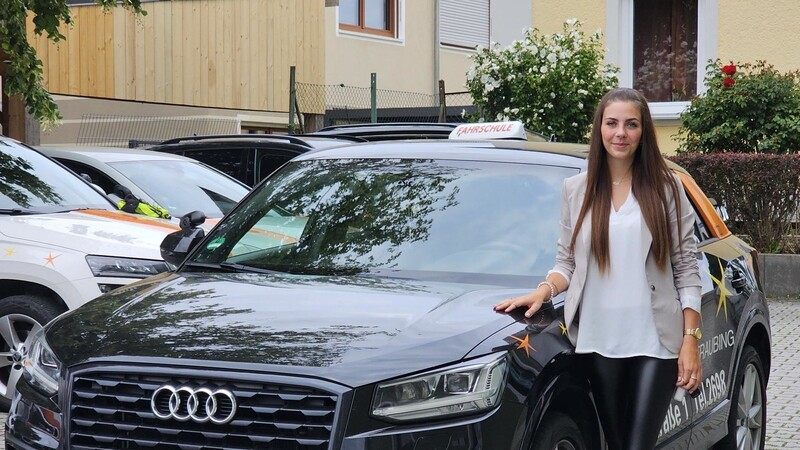 Alina Brummer ist seit 12. Juli offiziell Fahrlehrerin in der Fahrschule von Stefan Sittl an der Heerstraße. Zuvor war die 21-Jährige Teil des Büroteams der Fahrschule.