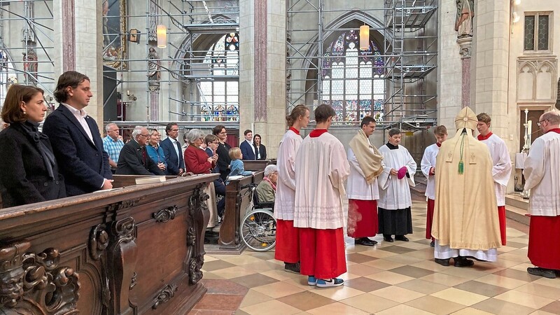 Bei der Vorbereitung zur Glockenweihe in St. Martin (links im Bild das Stifterpaar Lilo Zollner-Eller und Florian Eller)