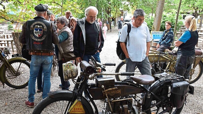 Die meisten der in Haag präsentierten Motorräder waren mehr als 100 Jahre alt. Da mussten die Fans schon ganz genau hinschauen.