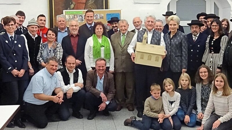 Vereinsvertreter und Weggefährten von Kommune und Politik gratulierten Sepp Berlinger zum 70. Geburtstag.