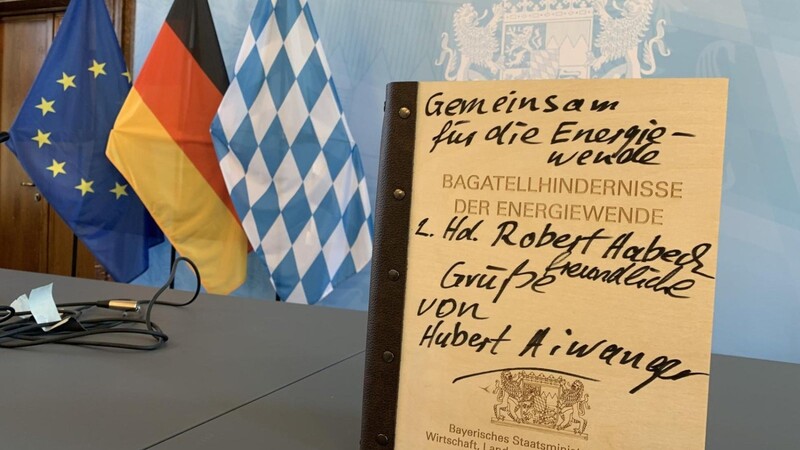 Bundeswirtschaftsminister Robert Habeck kann sich auf handsignierte Post aus Bayern freuen.