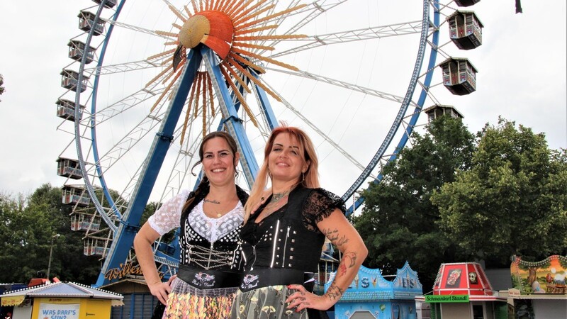 Sina Frohnholzer (r.) und Erica Van Oorschot wollen am ersten Volksfest-Montag ein Tattoo im fahrenden Riesenrad stechen.
