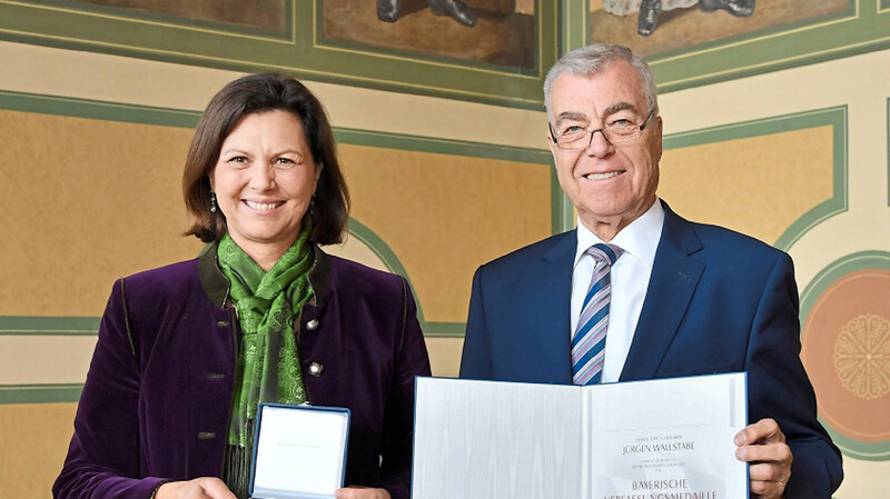 Mit der Bayerischen Verfassungsmedaille in Silber wurde Jürgen Wallstabe von Landtagspräsidentin Ilse Aigner ausgezeichnet.
