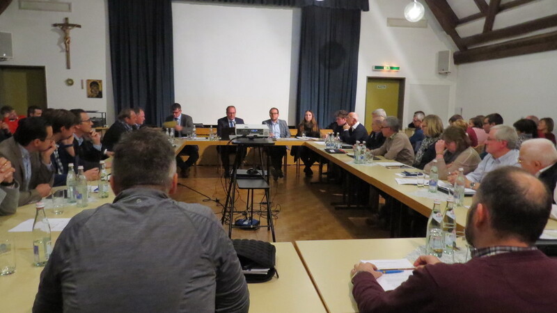 Schon kurz nach Beginn der Stadtratssitzung verließen die sechs anwesenden Stadtratsmitglieder der FW (rechts) den Saal.