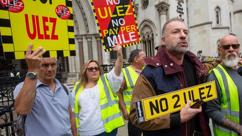 Menschen protestieren vor dem Royal Courts of Justice, nachdem ein Richter des Obersten Gerichtshofs zugunsten des Londoner Bürgermeisters Khan im Rechtsstreit gegen die Ausweitung der Ultra Low Emission Zone (ULEZ) entschieden hatte.