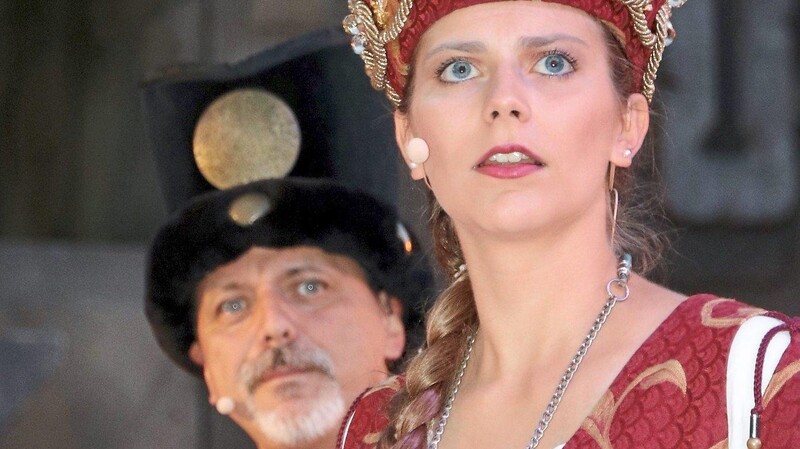 Historisches Bild: Noch nie stand ein Further Bürgermeister in einer Hauptrolle mit seiner Tochter als Ritterin gemeinsam auf der Drachenstich-Bühne.