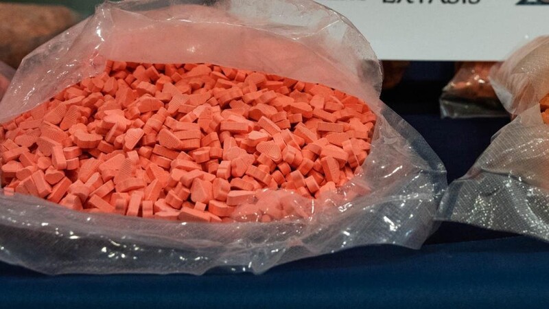 Ecstasy-Pillen, die im Rahmen einer Polizeiaktion gegen den organisierten Drogenhandel beschlagnahmt wurden.