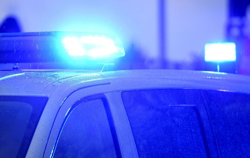 Ein Polizeiwagen mit eingeschaltetem Blaulicht. 
