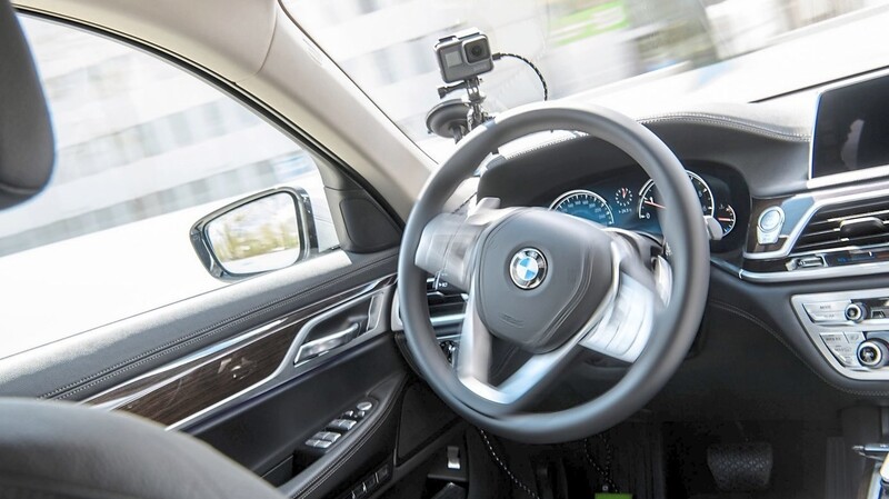 Die beiden Rivalen BMW und Daimler arbeiten bereits an autonom fahrenden Autos. Jetzt auch zusammen.