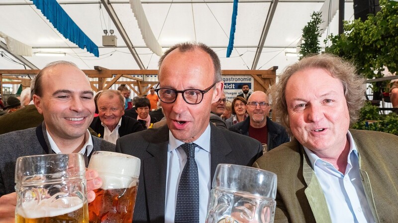 Prost im Bierzelt: Landtagsabgeordneter Helmut Radlmeier (r.) und Bundestagsabgeordneter Florian Oßner (l.) freuten sich über die Unterstützung durch CDU-Chef Friedrich Merz.