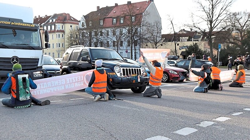 Mehrmals blockierte die Letzte Generation wie hier am 17. März die Furtmayrstraße gegenüber den Arcaden. Jetzt kommt es zu Prozessen.