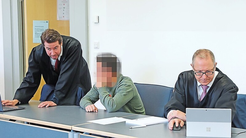 Am 31. Juli urteilte das Amtsgericht gegen einen 23-jährigen Sexualstraftäter, hier mit seinen Verteidigern Christian Reiser (links) und Jörg Meyer. Seitdem läuft in zahlreichen Medien eine Debatte darüber, ob die Bewährungsstrafe zu milde war.
