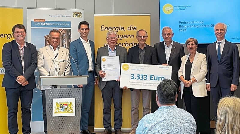 Die beiden Vereinsvorsitzenden der Solarfreunde Moosburg e. V,. Gerhard Scholz und Hans Stanglmair (Bildmitte), wurden in München für ihr Engagement um Klima und Umwelt ausgezeichnet.