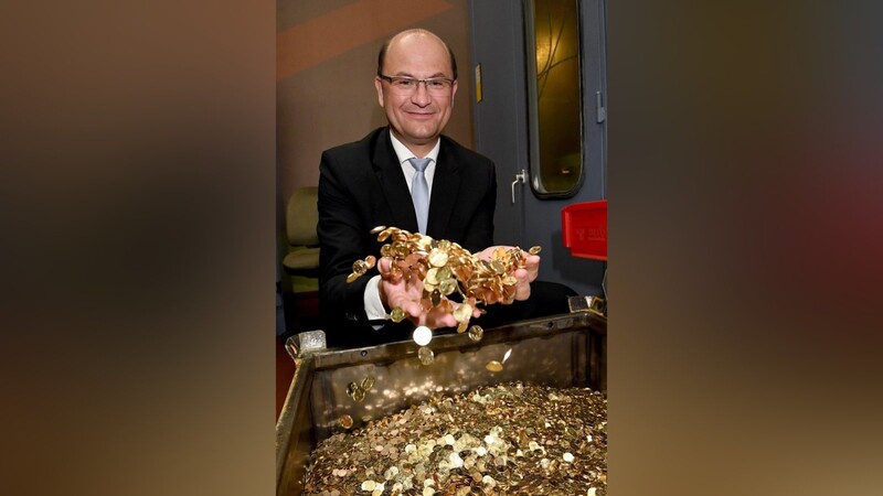 Der bayerische Finanzminister Albert Füracker gibt das Geld mit vollen Händen aus. (Archivfoto)